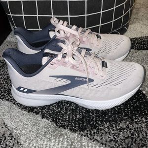 Brooks Launch 8 (size 8W) *like new*